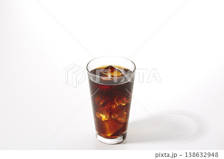 白いバックのアイスコーヒーのイメージ 白いバックのアイスコーヒーのイメージ 138632948