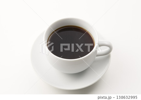白いバックのホットコーヒーのイメージ 138632995