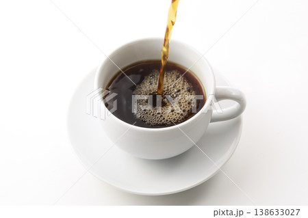 白いバックのホットコーヒーのイメージ 白いバックのホットコーヒーのイメージ 138633027