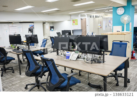 明るく広々とした無人のオフィス風景 明るく広々とした無人のオフィス風景 138633121