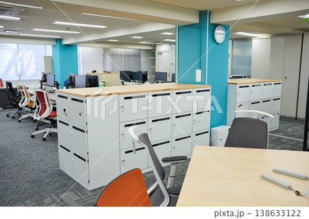 明るく広々とした無人のオフィス風景 138633122
