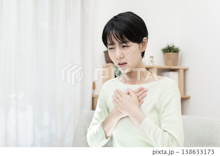 急な体調不良を感じて胸を押さえる女性 胸痛 ストレス 急な体調不良を感じて胸を押さえる女性 胸痛 ストレス 138633173