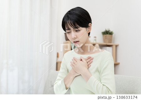急な体調不良を感じて胸を押さえる女性 胸痛 ストレス 急な体調不良を感じて胸を押さえる女性 胸痛 ストレス 138633174