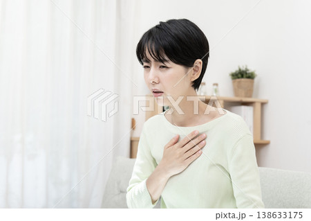 急な体調不良を感じて胸を押さえる女性 胸痛 ストレス 急な体調不良を感じて胸を押さえる女性 胸痛 ストレス 138633175