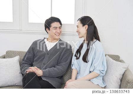 リビングで会話するカップル 138633743