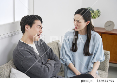 夫婦喧嘩するミドルエイジの夫婦　リビング 138633753