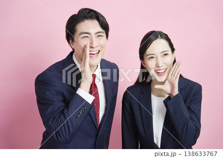 応援するビジネスマンとビジネスウーマン　右向き 138633767