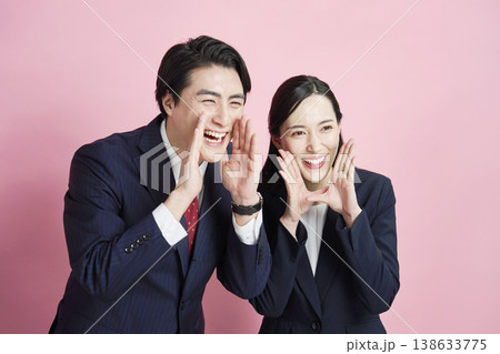 応援するビジネスマンとビジネスウーマン　右向き 138633775