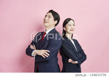 ビジネスマンとビジネスウーマンのポートレート　ピンク背景 138633776