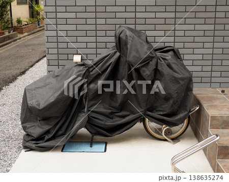 アパートの駐輪スペースで保護カバーをかけられた自転車 アパートの駐輪スペースで保護カバーをかけられた自転車 138635274