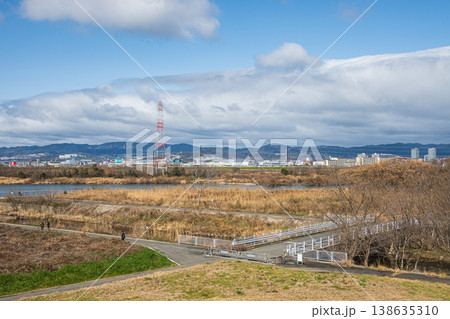 淀川風景　枚方市側から高槻市方面の景観　大阪府枚方市 138635310