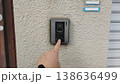 インターホンを押す手 138636499