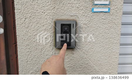 インターホンを押す手 インターホンを押す手 138636499