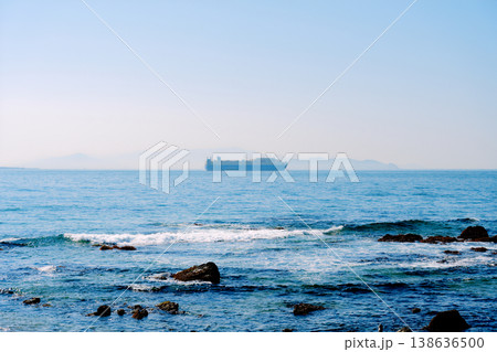 海を進む大型船 138636500