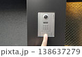 インターホンを押す指 138637279
