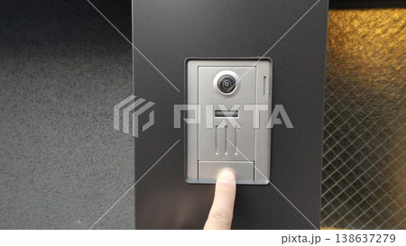 インターホンを押す指 138637279