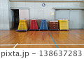 体育館の床と並んだ跳び箱 138637283