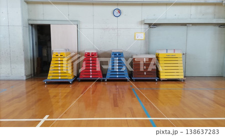 体育館の床と並んだ跳び箱 138637283