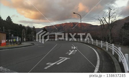 山道の朝の美しい風景 山道の朝の美しい風景 138637285