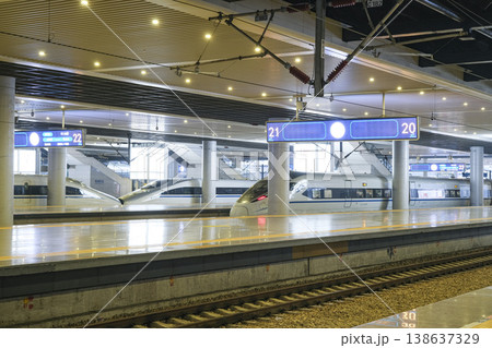 高速列車が行き交う杭州東駅のプラットホーム 高速列車が行き交う杭州東駅のプラットホーム 138637329