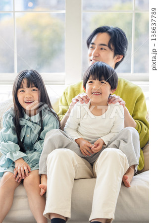 リビングでくつろぐ若い家族 138637789