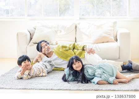 リビングで寝転ぶ家族 リビングで寝転ぶ家族 138637800