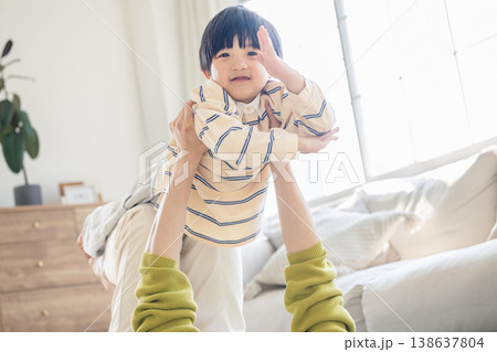 リビングで遊ぶ親子 138637804