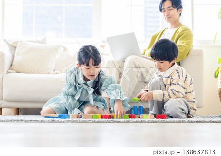 リビングでくつろぐ家族 138637813