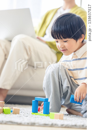 リビングで遊ぶ子供 138637817