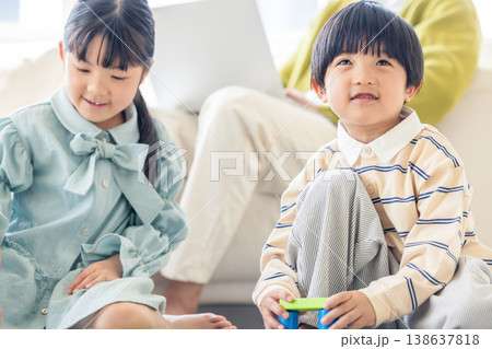 リビングで遊ぶ子供 138637818
