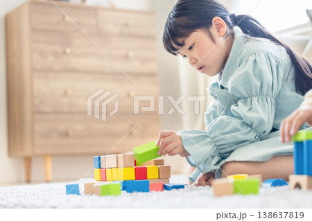 積み木で遊ぶ子ども 138637819