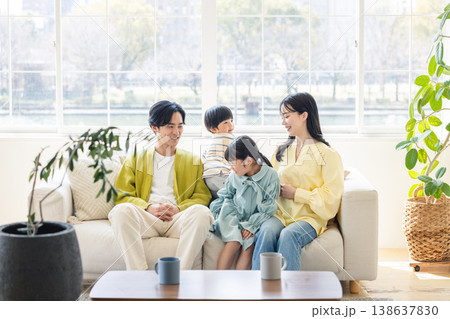 リビングでくつろぐ若い家族 リビングでくつろぐ若い家族 138637830