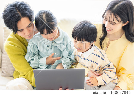 リビングでパソコンを見る家族 138637840