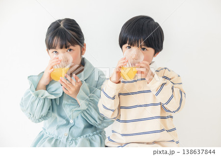ジュースを飲む子供 ジュースを飲む子供 138637844