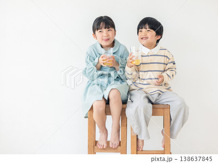 ジュースを飲む子供 ジュースを飲む子供 138637845