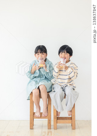 ジュースを飲む子供 ジュースを飲む子供 138637847