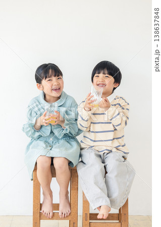 ジュースを飲む子供 ジュースを飲む子供 138637848