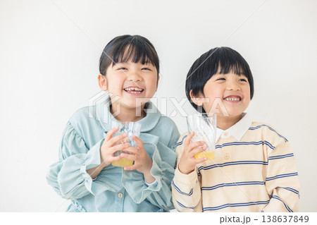 ジュースを飲む子供 138637849