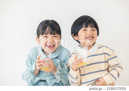 ジュースを飲む子供 ジュースを飲む子供 138637850