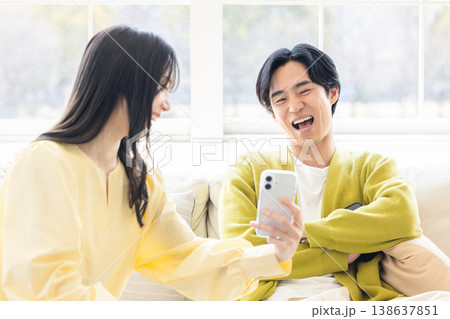 スマホを見るカップル 138637851