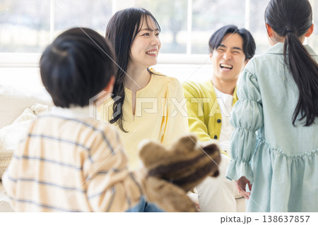 リビングでくつろぐ家族 138637857