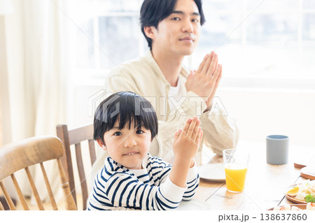 ダイニングで食事をする家族 138637860
