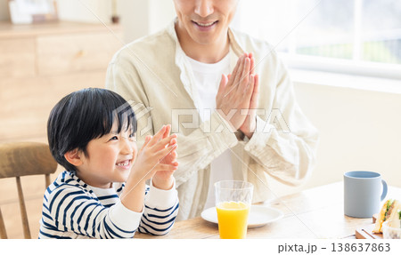 ダイニングで食事をする家族 ダイニングで食事をする家族 138637863