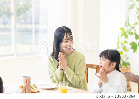 ダイニングで食事をする家族 ダイニングで食事をする家族 138637864