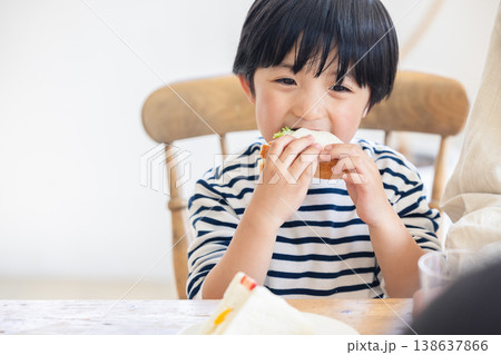 朝食を食べる男の子 138637866