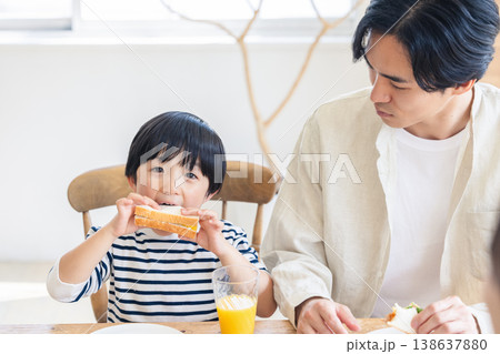 ダイニングで食事をする家族 ダイニングで食事をする家族 138637880