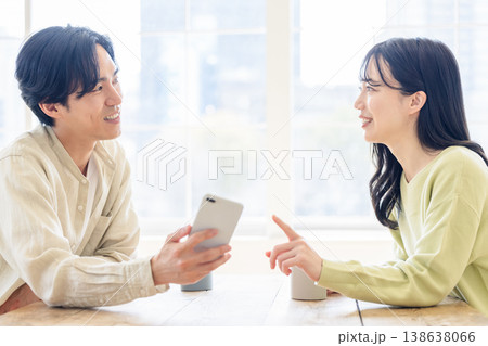 スマホを見る夫婦 スマホを見る夫婦 138638066