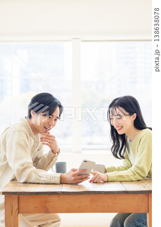スマホを見る夫婦 スマホを見る夫婦 138638078