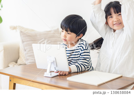タブレット学習をする子供 138638084