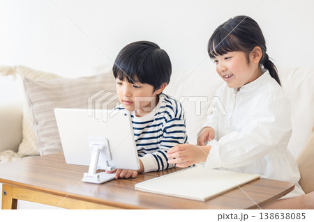 タブレット学習をする子供 タブレット学習をする子供 138638085